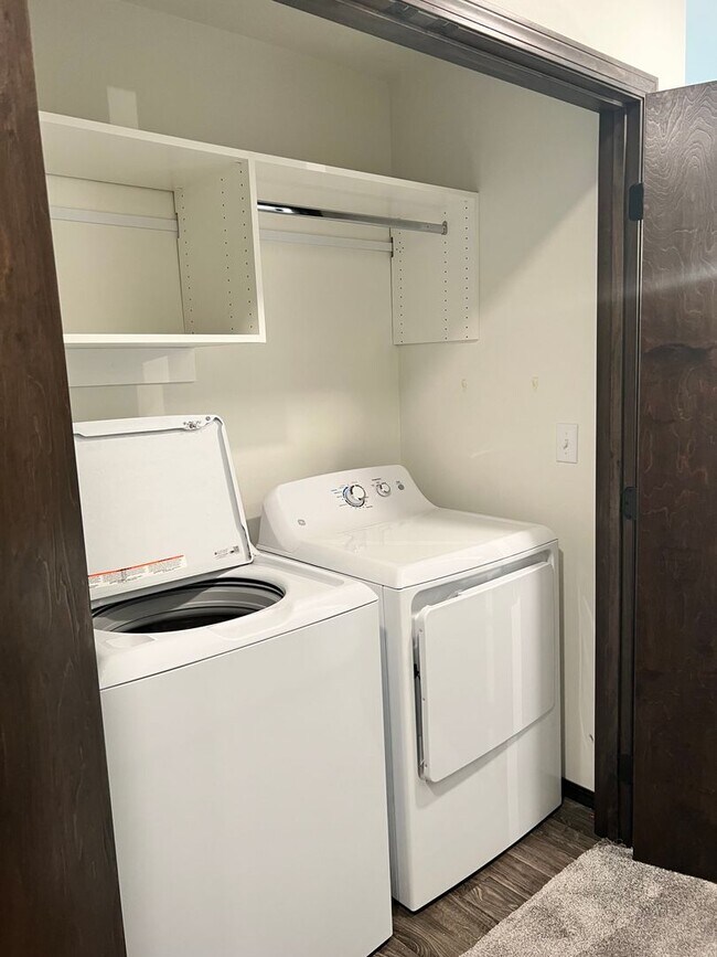 Building Photo - Leubecher Townhome