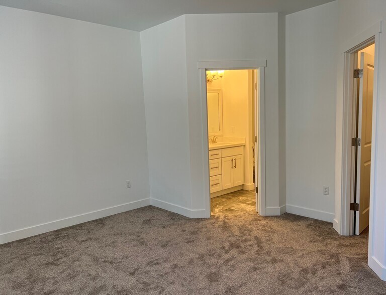 Building Photo - 3002 Roald Ave SE