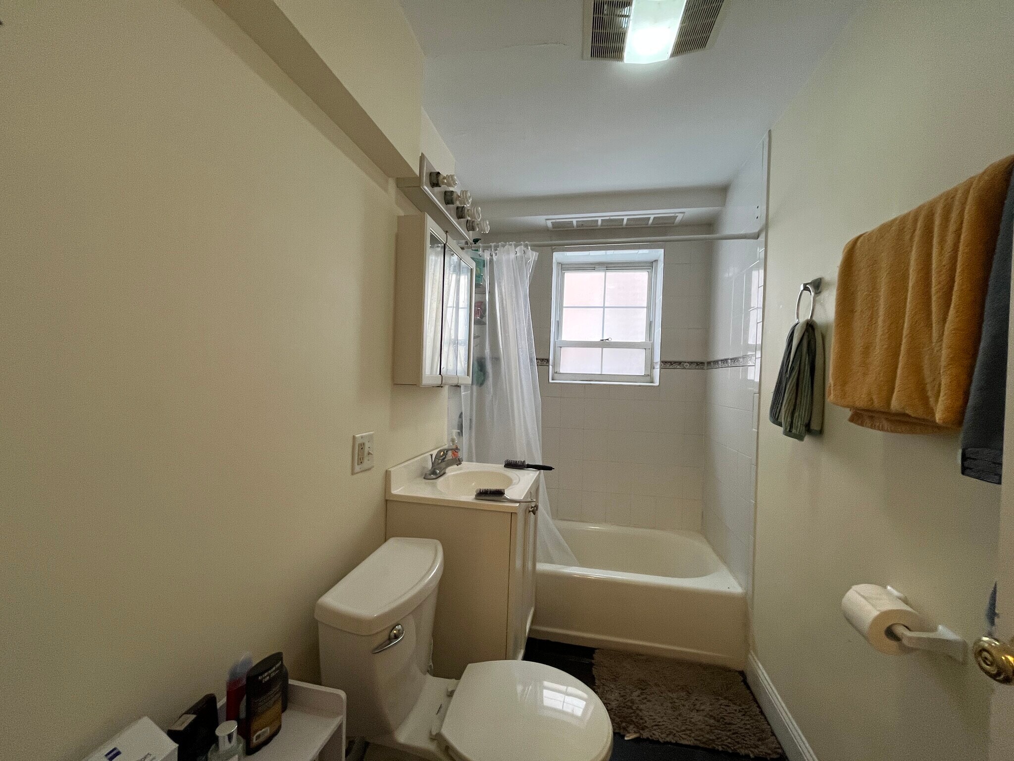 Building Photo - 1563 Beacon St