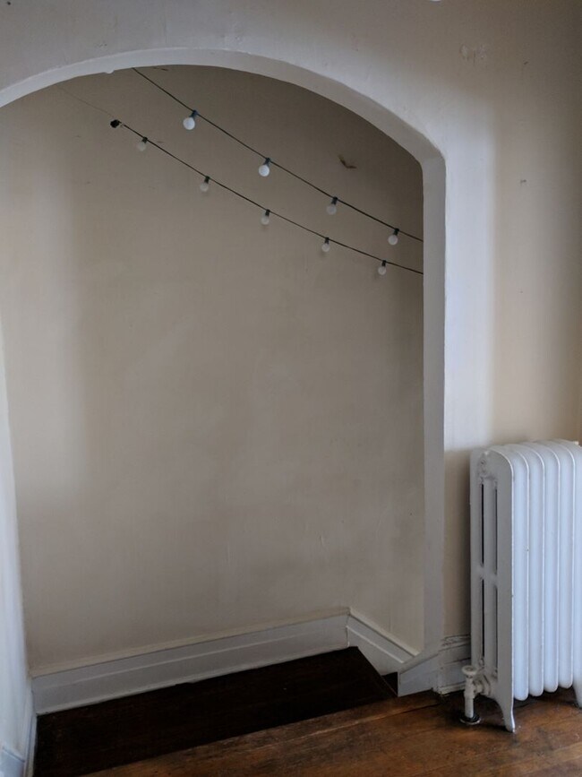 Building Photo - 118 S Colonial Ave