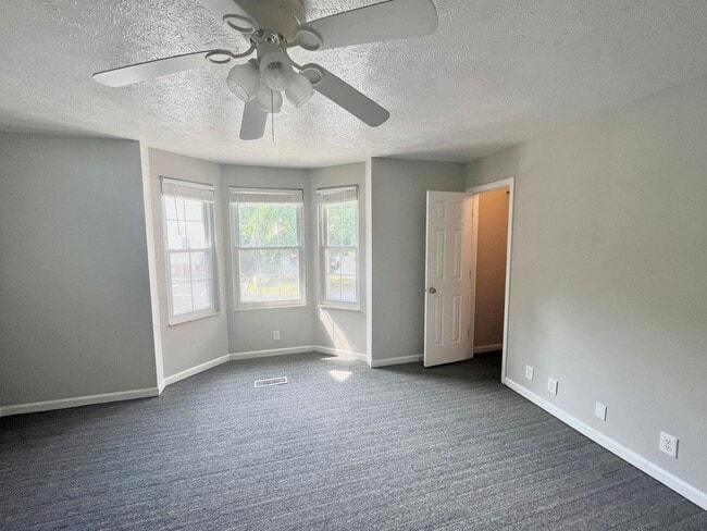 Building Photo - Spacious 2 bedroom/1.5 bathroom Donelson t...