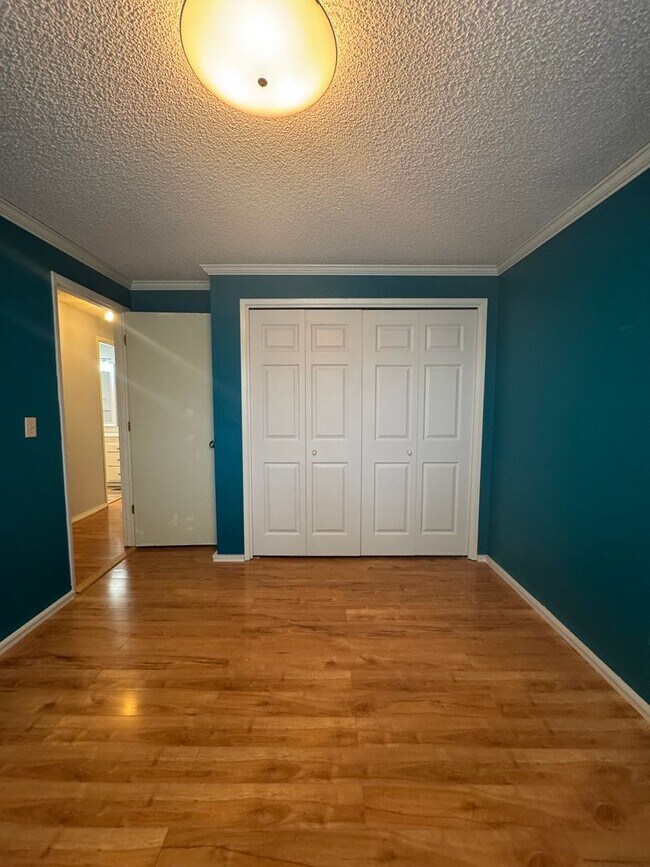 Building Photo - 3 bed 2 bath house with 2 car garage in great area!