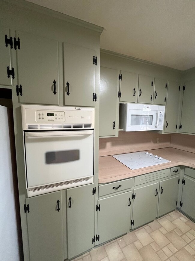 Building Photo - Beautifully Renovated Single-Family Ranch – 3 Beds, 2 Baths