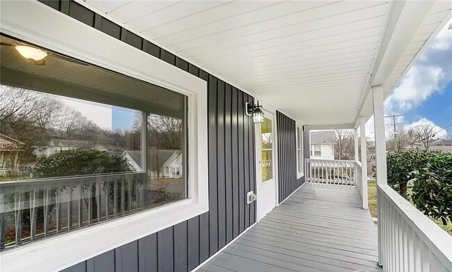 Building Photo - Welcome to this charming 3-bedroom, 2-bath...