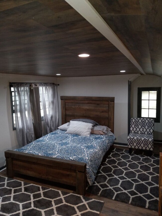 Building Photo - Backs up to the UVA south lawn section of campus 1 bdrm  1 bath 514 Valley Rd B Fully Furnished I...