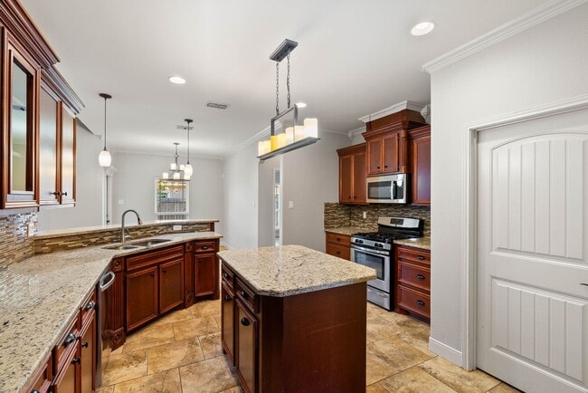 Building Photo - 4 Bedroom 3 Bath on the Island