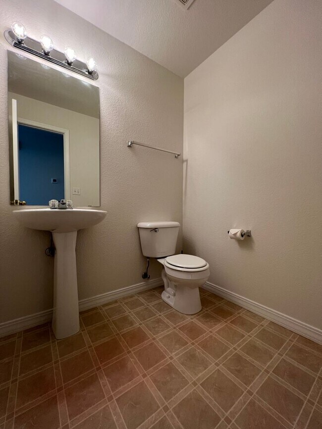 Building Photo - Charming 2 Bed/1.5 Townhome in Fabulous Longmont Location!