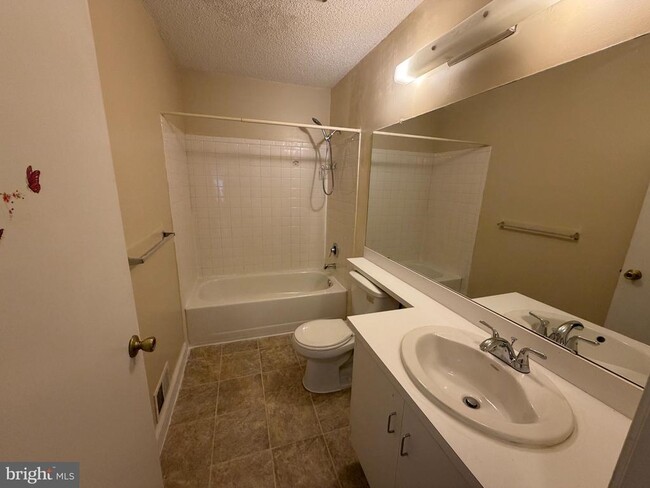 Building Photo - 8 Joyner Ct