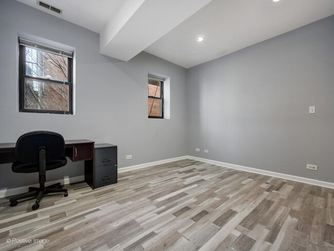 Building Photo - 4014 S Drexel Blvd