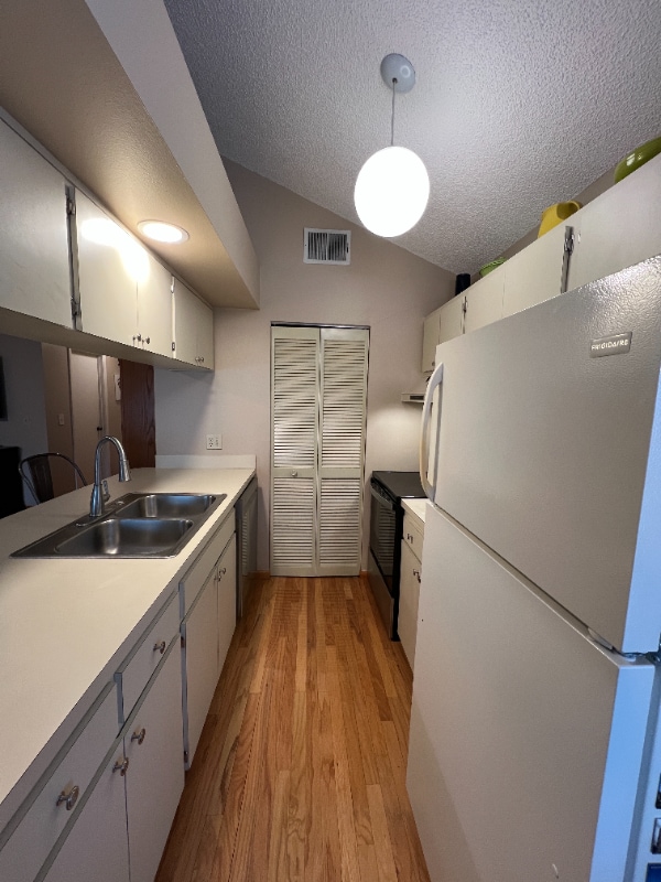 Building Photo - 626 Bellingham Pl