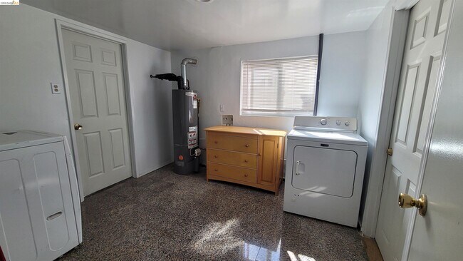 Building Photo - 540 Palace Ct