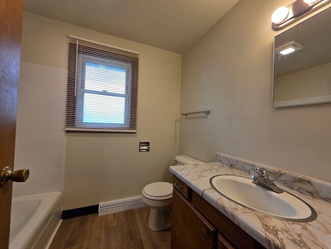 Building Photo - 1254-1256 Meadow Ln