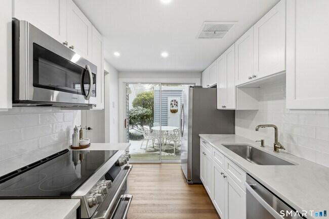 Building Photo - 60 Cinnamon Spring