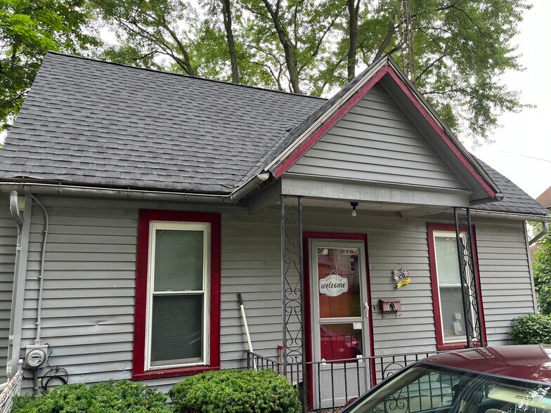 Primary Photo - 684 N Broadway Ave