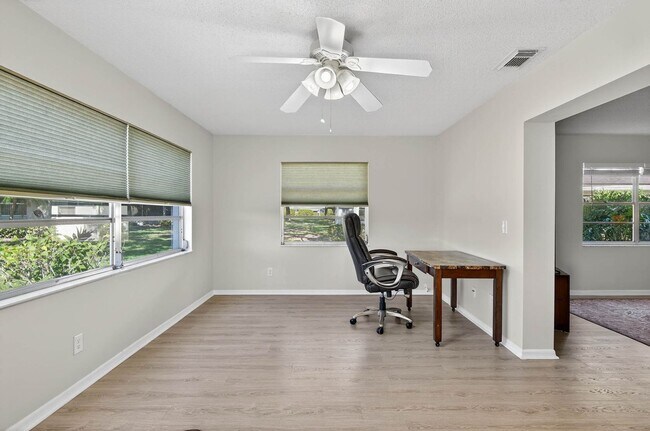 Building Photo - Totally Updated