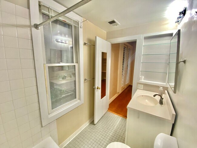 Building Photo - Dupont Circle 1 Bedroom Charmer with Patio, Fireplace, Central Air, Washer/Dryer!