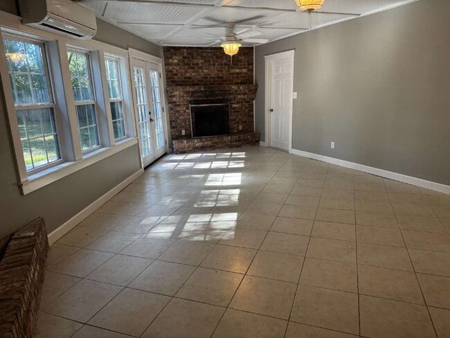 Building Photo - "Coastal Comfort Awaits: Spacious 4-Bed, 3...