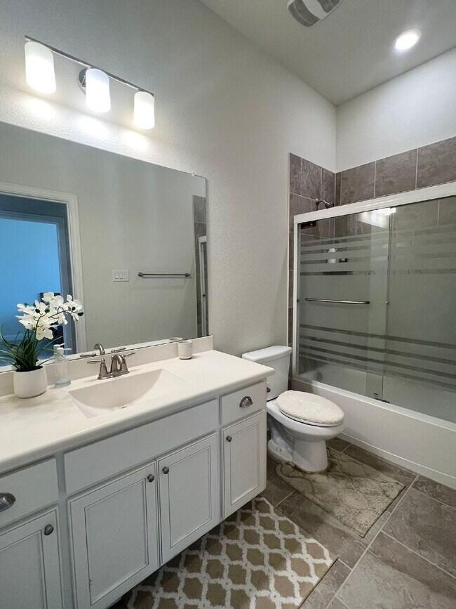 Building Photo - 5 Bed | 5 Bath | 3-Car Garage | 4,054 Sq f...