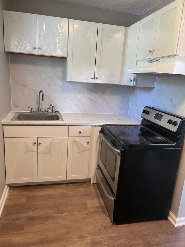 Building Photo - Renovated One Bedroom Duplex