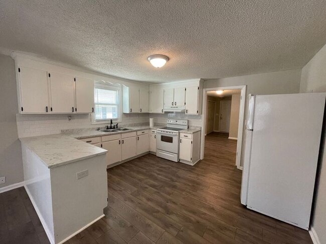 Building Photo - Charming 1BR/1BA Duplex with all the Upgrades!