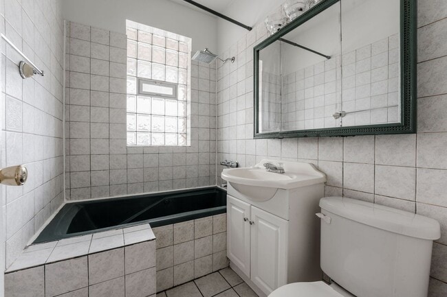 Building Photo - Sheridan Park / Uptown - 2 Bed / 1.5 Bath