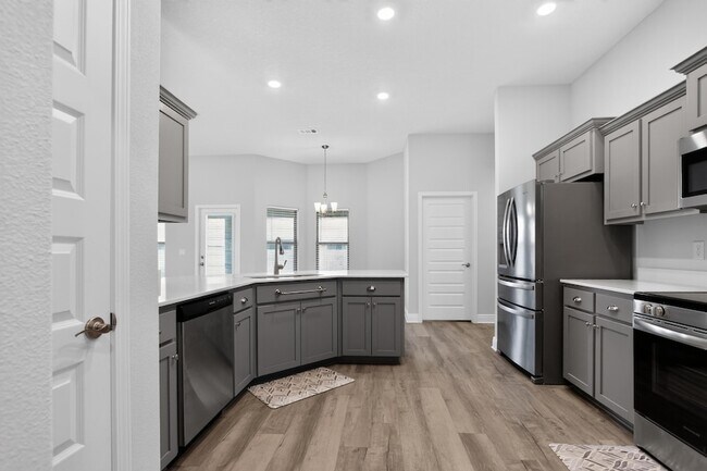 Building Photo - 5823 Crestlake Dr