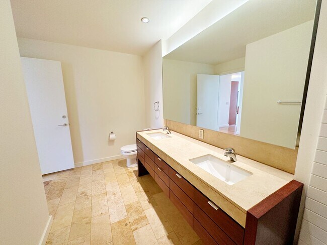 Building Photo - Spacious, open-concept 1-bedroom 7th floor condo in the South Waterfront District.