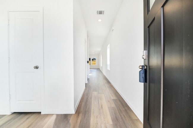 Building Photo - 3930 El Vaquero Ct