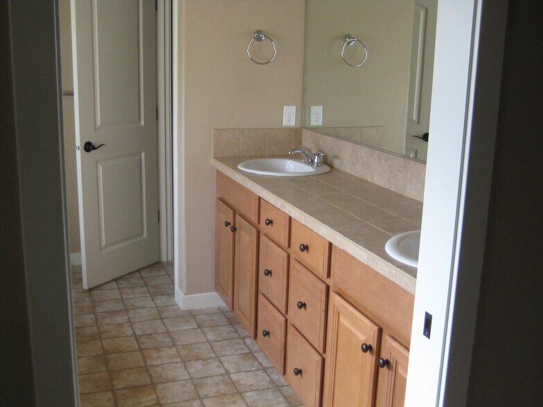 Building Photo - 6417 NE Southbrook Ct