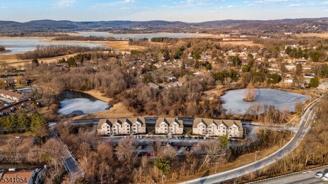 Building Photo - 15 Park Dr