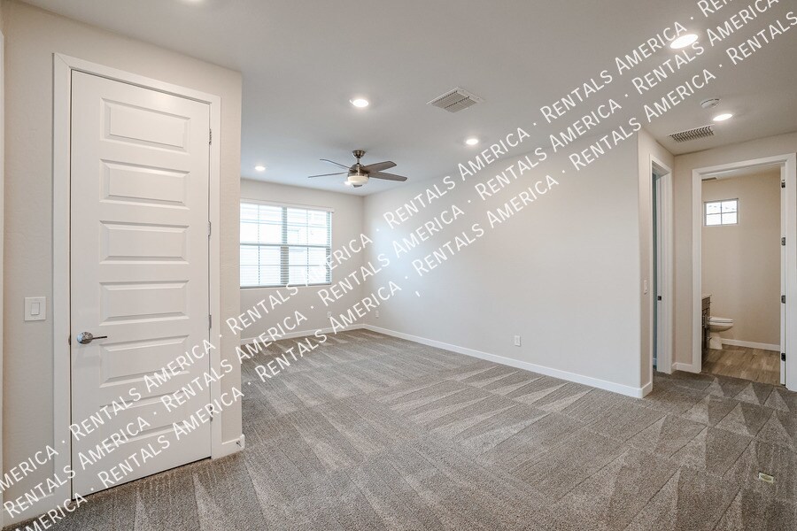 Building Photo - 1103 E Newland Dr