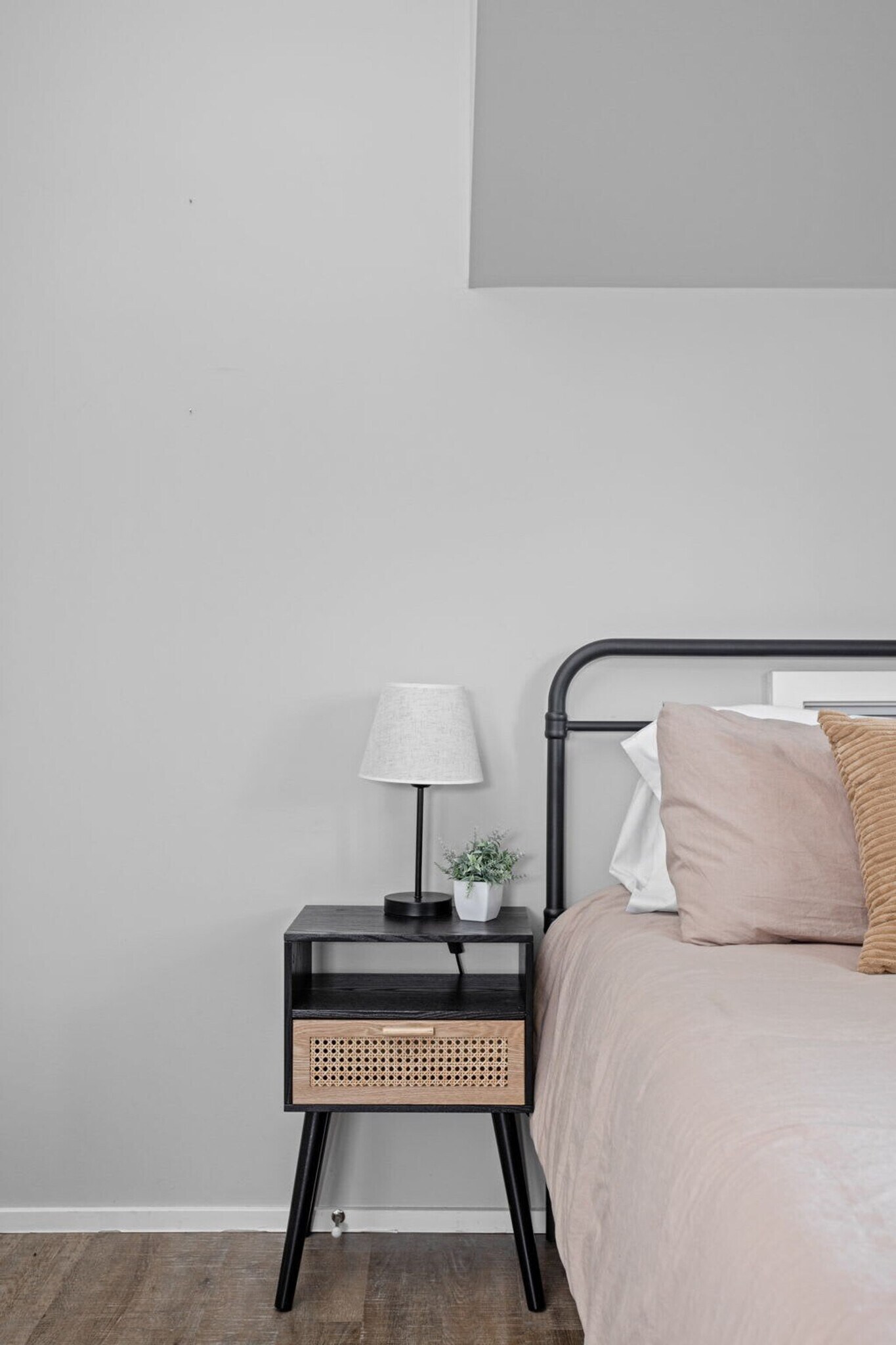 Building Photo - 1125 E 10th St