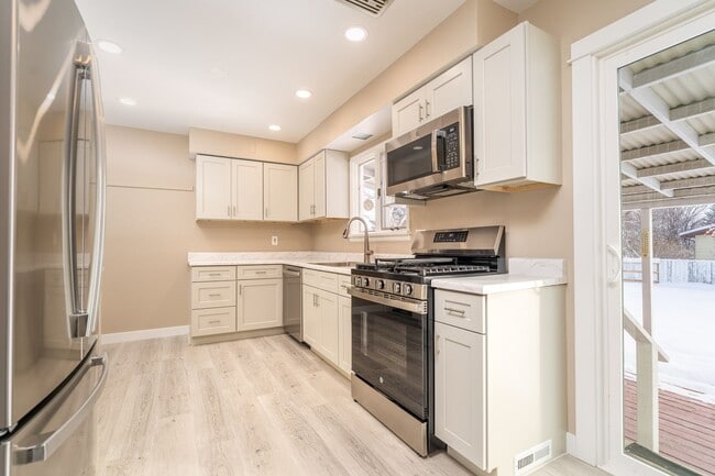 Building Photo - Single family home near CMR High School and Valley View Elementary School in Great Falls.