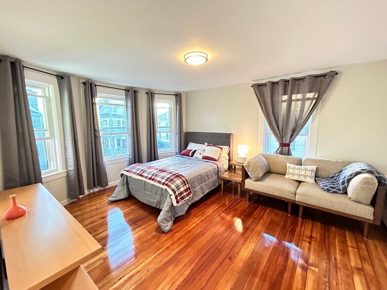 Living room or bedroom 2 - 16 Lewis Ave
