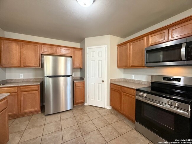 Building Photo - 570 Roadrunner Ave