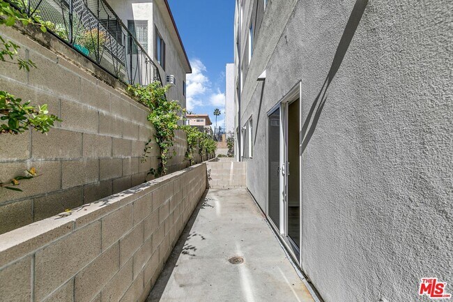 Building Photo - 1227 N Berendo St