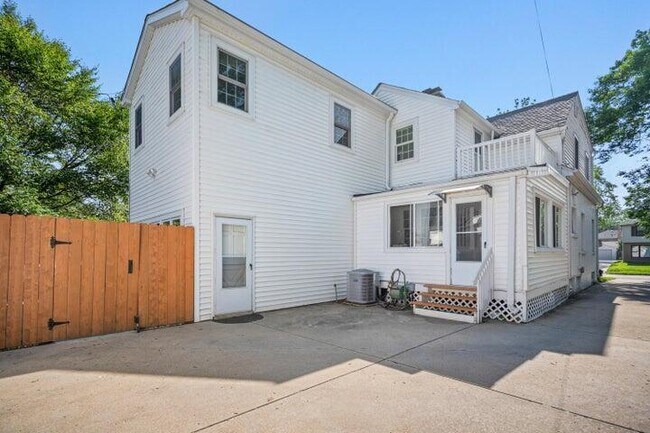 Building Photo - 5030 N Kent Ave