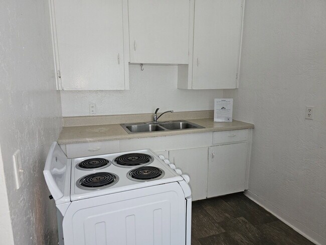 Building Photo - 628 Byron Ave