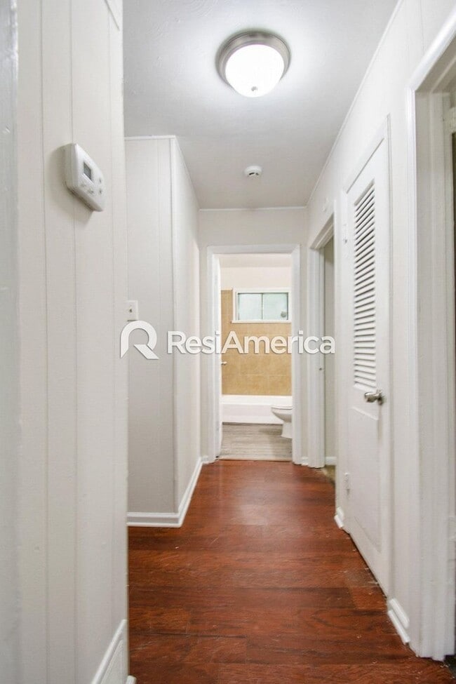 Building Photo - Redone and ready for move in