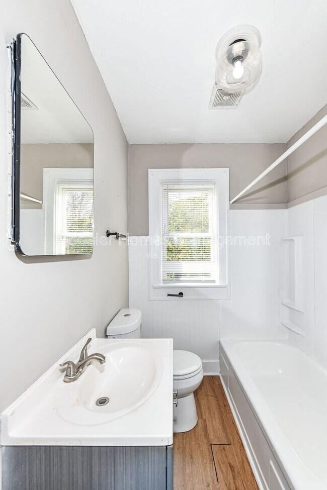 Building Photo - 802 N Denny St