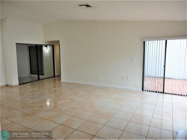 Building Photo - 780 NW 106th Ave
