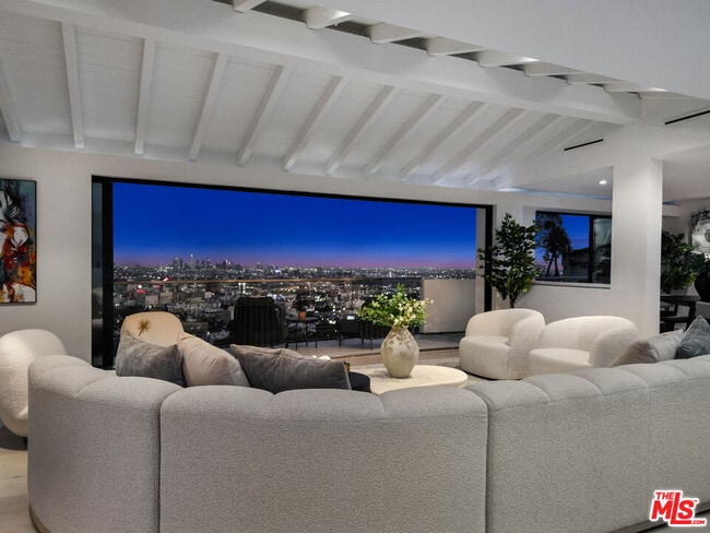 Building Photo - 2260 Maravilla Dr