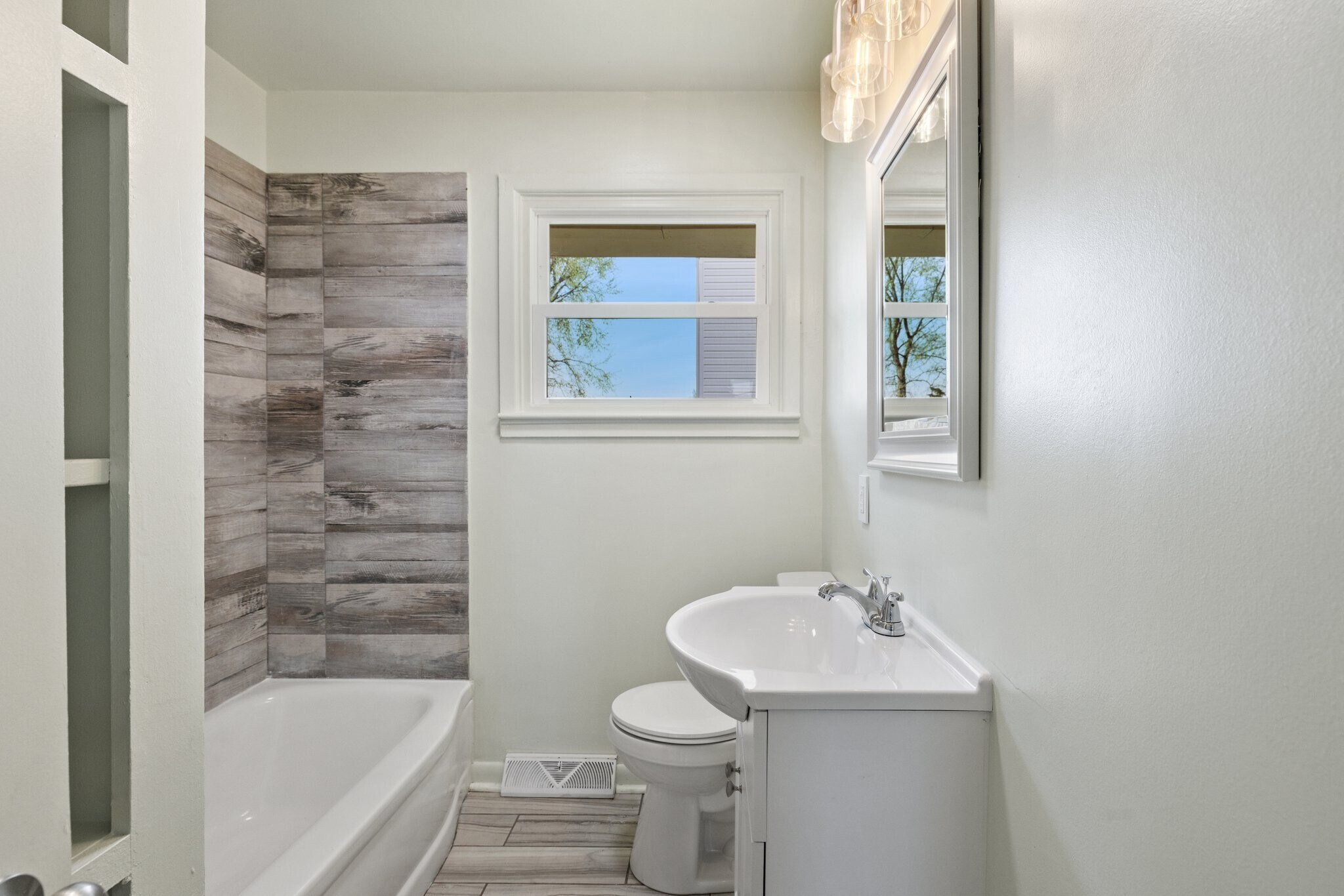 Building Photo - 389 Thompson St