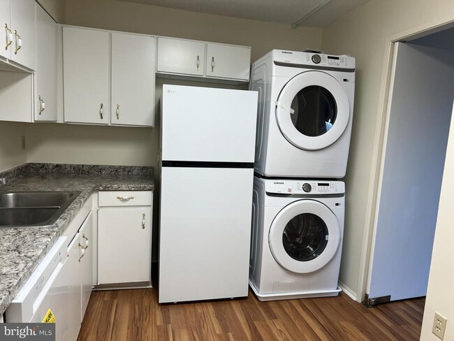 Building Photo - 15101 Interlachen Dr