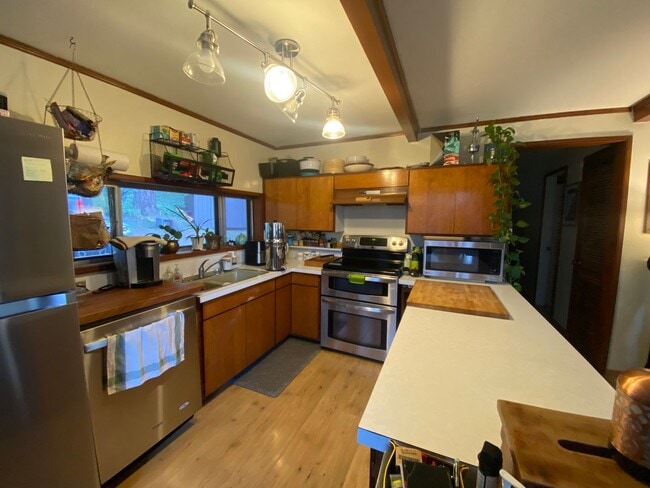 Building Photo - 1 Bedroom, 1 Bath + Bonus space | Hood River