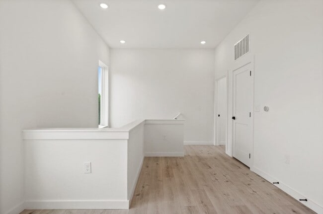 Building Photo - 401 N Bluff Dr