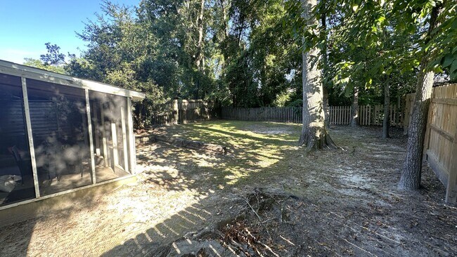 Building Photo - NORTHEAST HIDDEN GEM! 2/1 Townhome w/ Fenc...