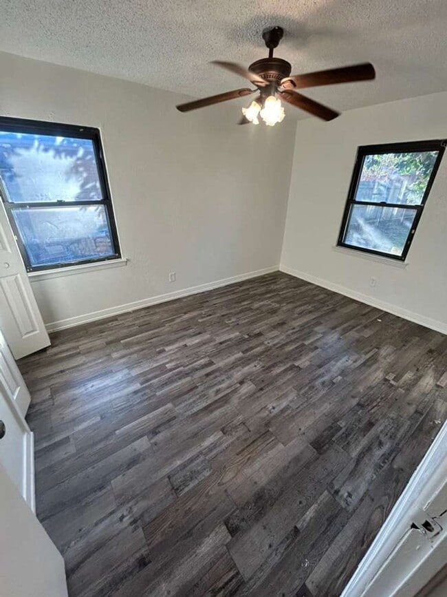 Building Photo - Ready to move in...