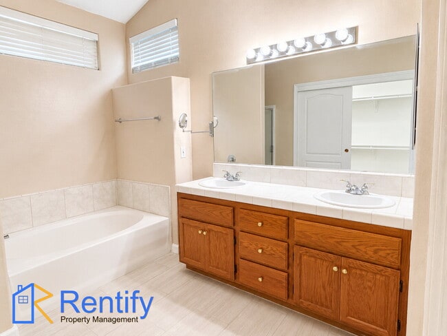 Building Photo - Charming Seven Oaks Home - 4Bed, 2Bath - Gardener Included!