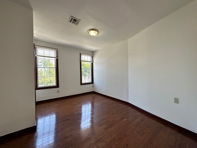 Building Photo - 125 Zabriskie St